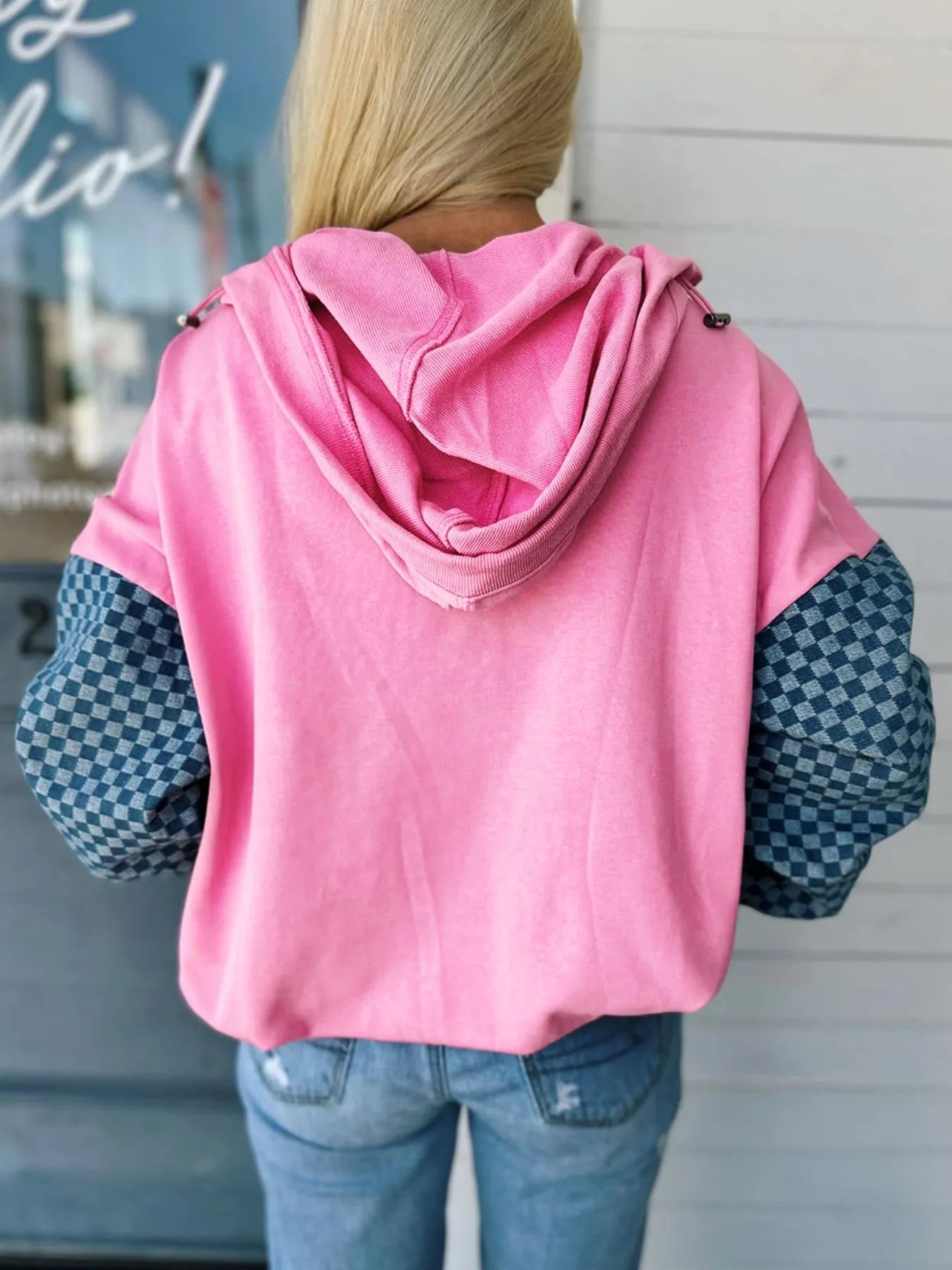 Sweat à capuche à manches à carreaux et demi-zip