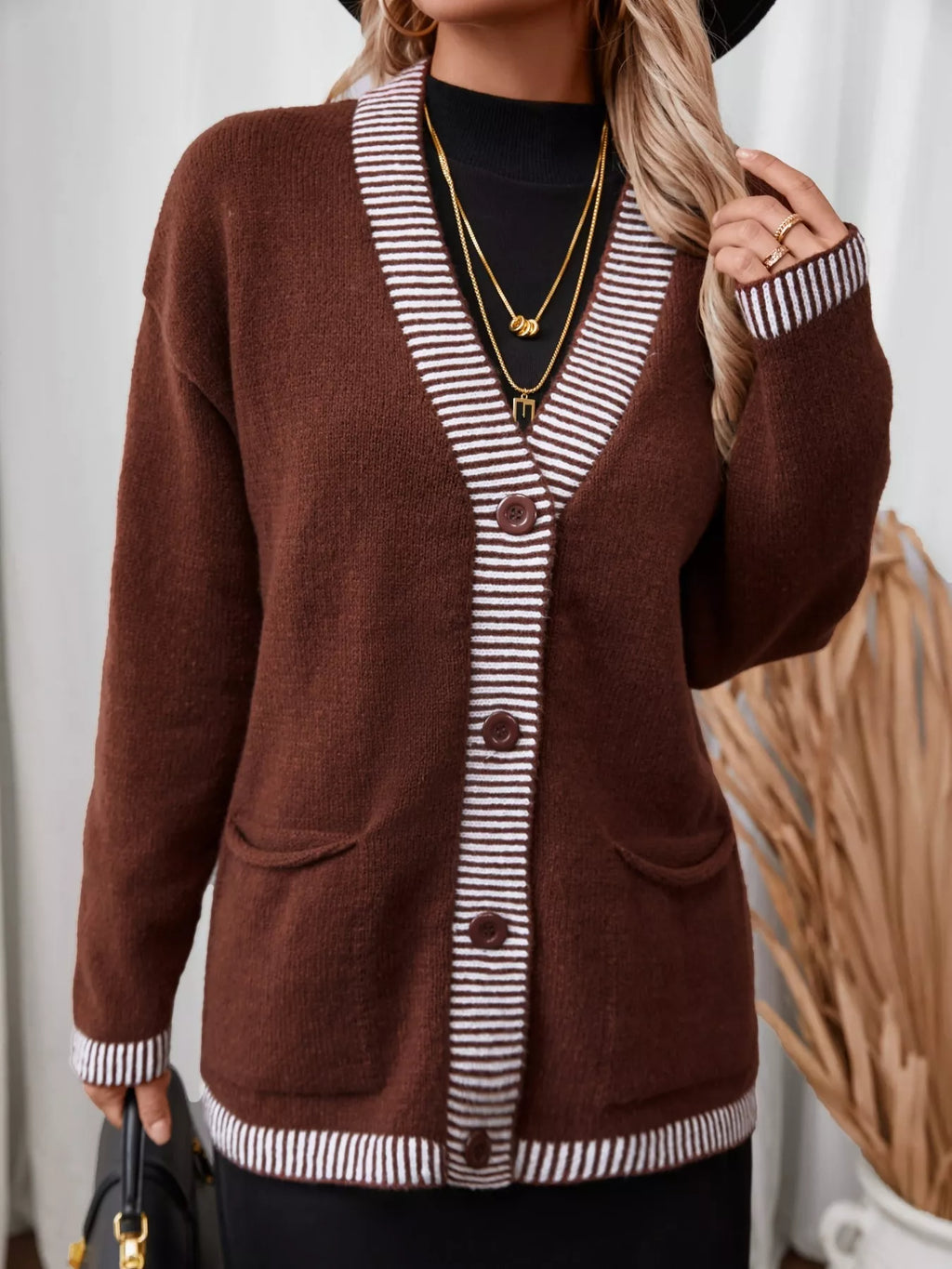 Gestrickte Strickjacke mit Knopfleiste, Tasche und gestreiftem Besatz