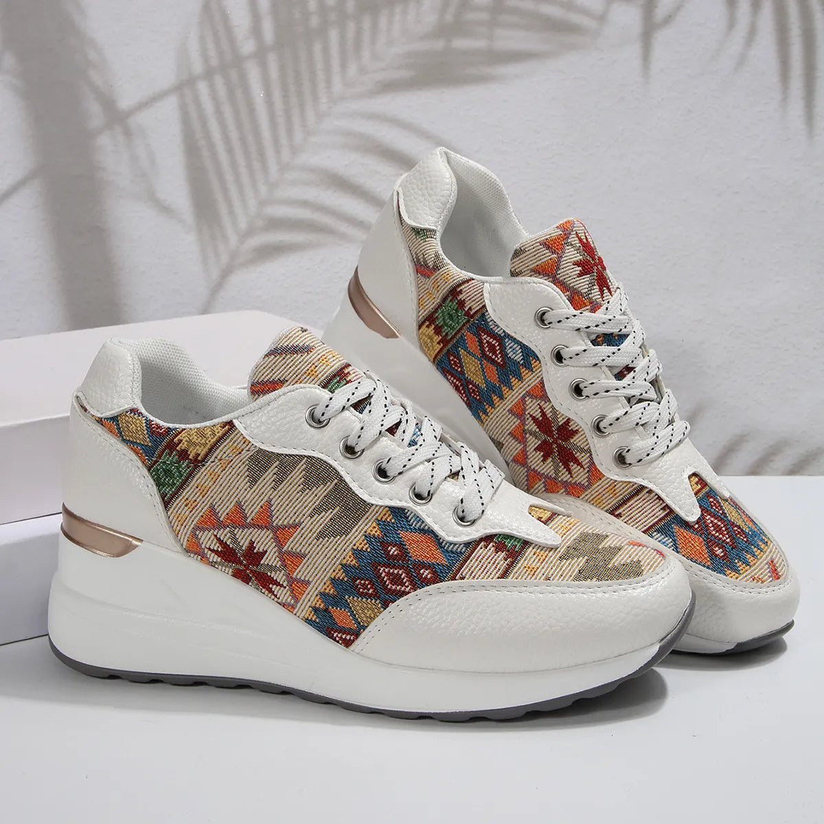 Geometrische Schnür-Keil-Sneakers