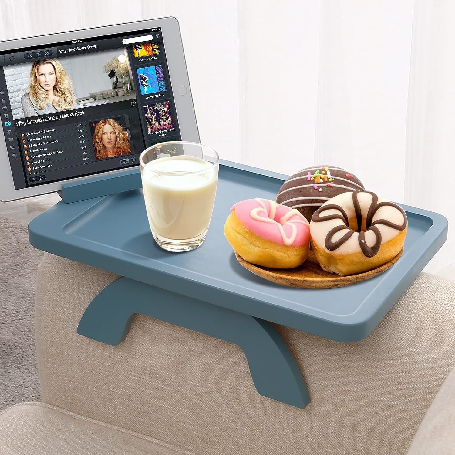 Clip de table d'appoint en bambou pour accoudoirs de canapés larges, plateau de canapé pliable avec support de téléphone rotatif à 360°, table d'accoudoir pour manger/boire/collationner/télécommande