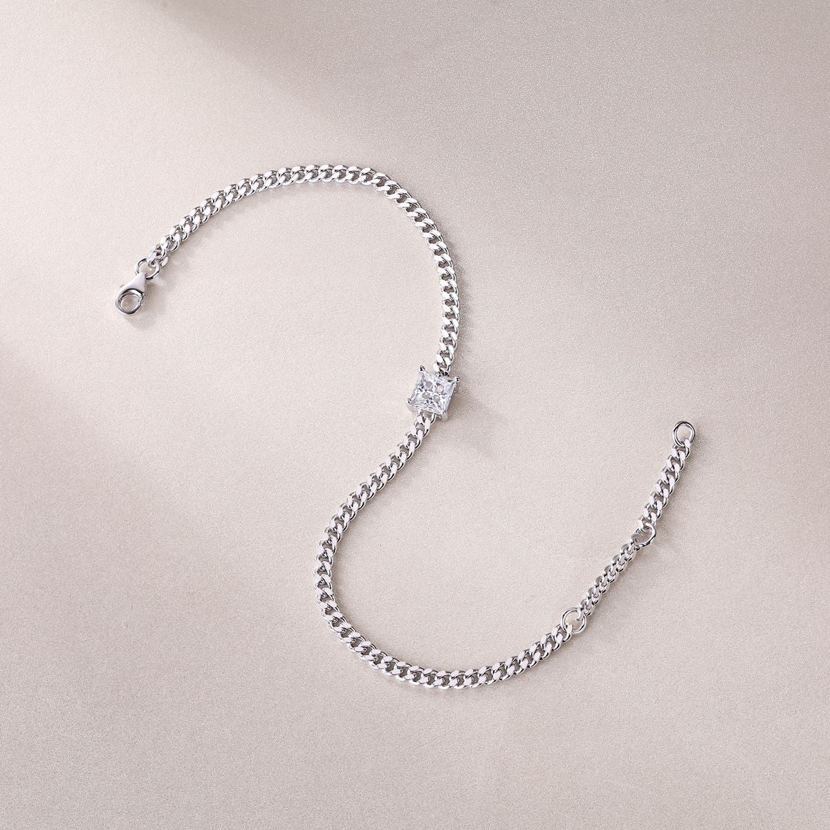 Resolute – Ein modisches Armband mit Moissanit, S925 Sterlingsilber und platinierten Diamanten, ein luxuriöses Silber-Accessoire