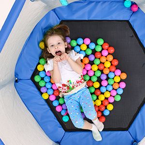 55'' Kleinkinder Trampolin mit Sicherheitsnetz und Bällen, Indoor Outdoor Mini Trampolin für Kinder