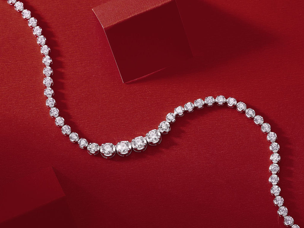 Im Namen des Lichts – Ein modisches und trendiges Schmuckset aus Halskette und Anhänger, besetzt mit Moissanit, S925 Sterlingsilber und platinbeschichtetem Diamanten