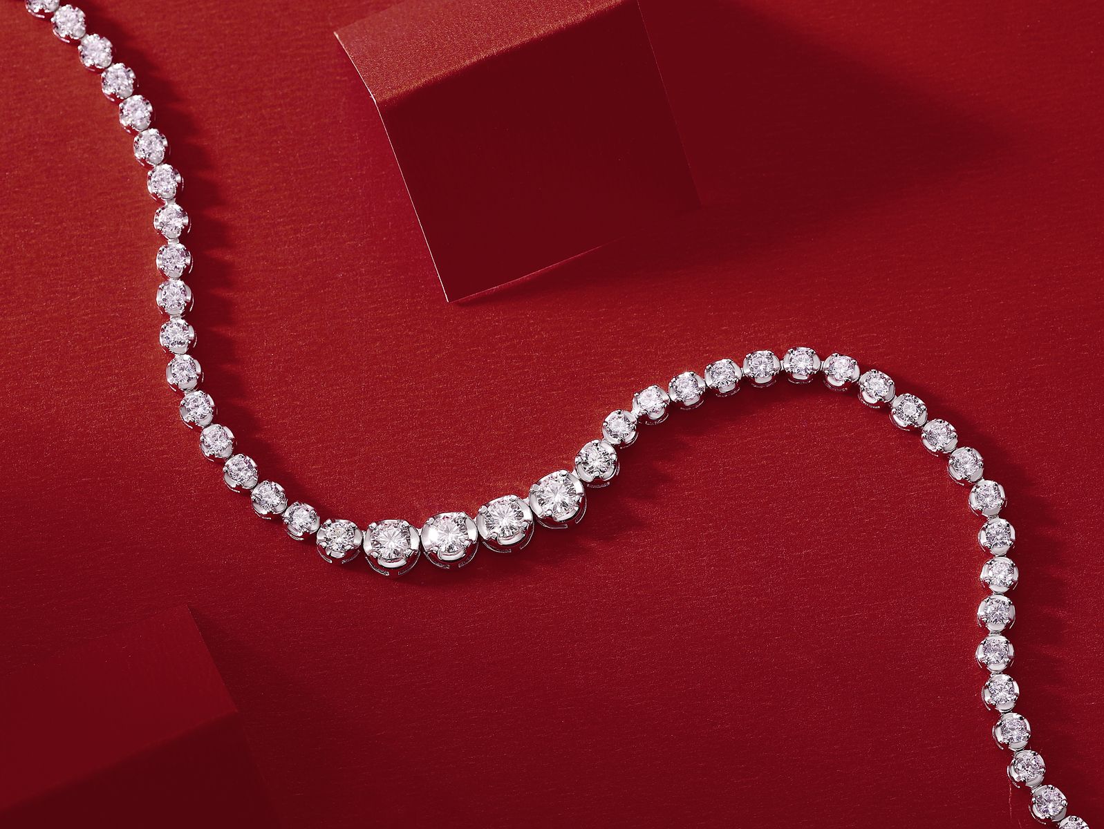 Im Namen des Lichts – Ein modisches und trendiges Schmuckset aus Halskette und Anhänger, besetzt mit Moissanit, S925 Sterlingsilber und platinbeschichtetem Diamanten