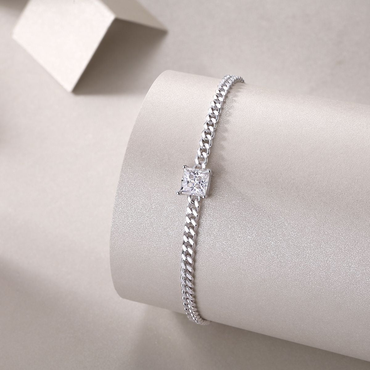 Resolute – Ein modisches Armband mit Moissanit, S925 Sterlingsilber und platinierten Diamanten, ein luxuriöses Silber-Accessoire