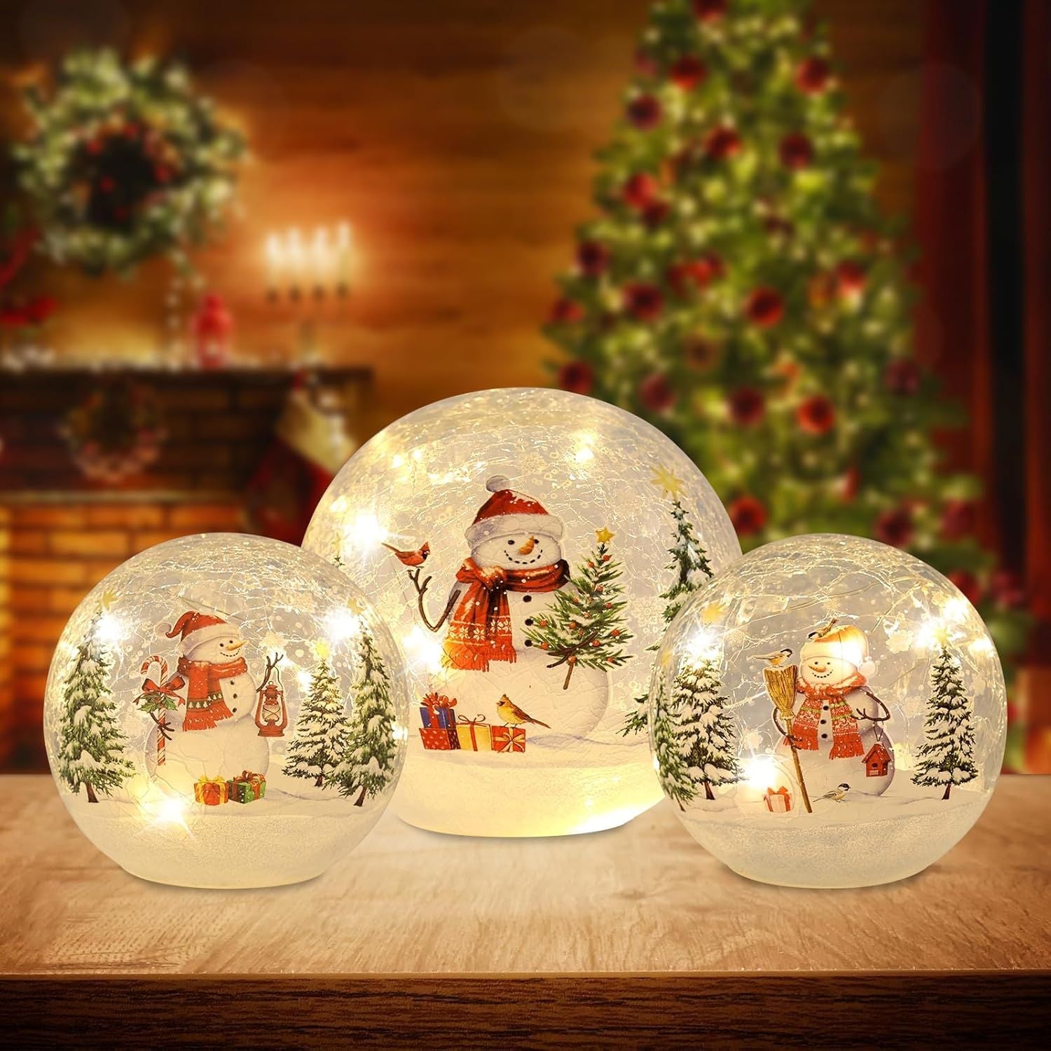 Décorations de Noël d'intérieur, Lot de 3 boules de verre craquelé Bonhomme de neige avec lumières LED, Décorations de table de Noël Globes lumineux avec minuterie pour cheminée, manteau de cheminée, table