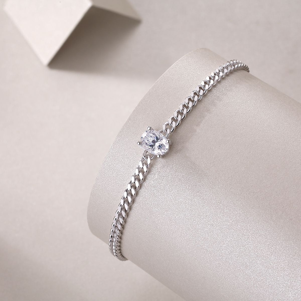 Révélation - Un bracelet de bijoux à la mode orné de moissanite en argent sterling S925 et de diamants plaqués platine, un accessoire en argent de luxe