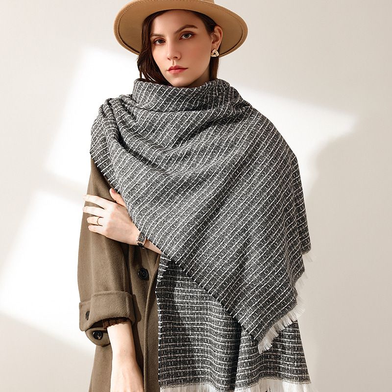 Fabricants vente en gros nouveau style automne et hiver cachemire couleur unie classique glands lignes simples foulard châle femme