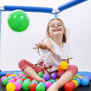 55'' Kleinkinder Trampolin mit Sicherheitsnetz und Bällen, Indoor Outdoor Mini Trampolin für Kinder