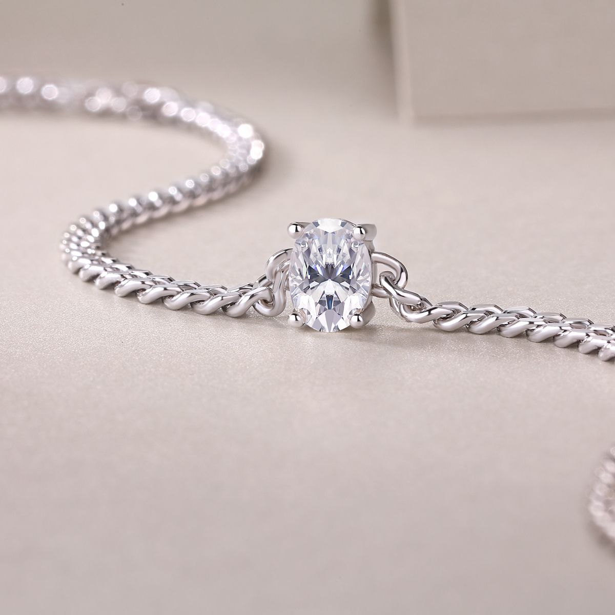 Révélation - Un bracelet de bijoux à la mode orné de moissanite en argent sterling S925 et de diamants plaqués platine, un accessoire en argent de luxe