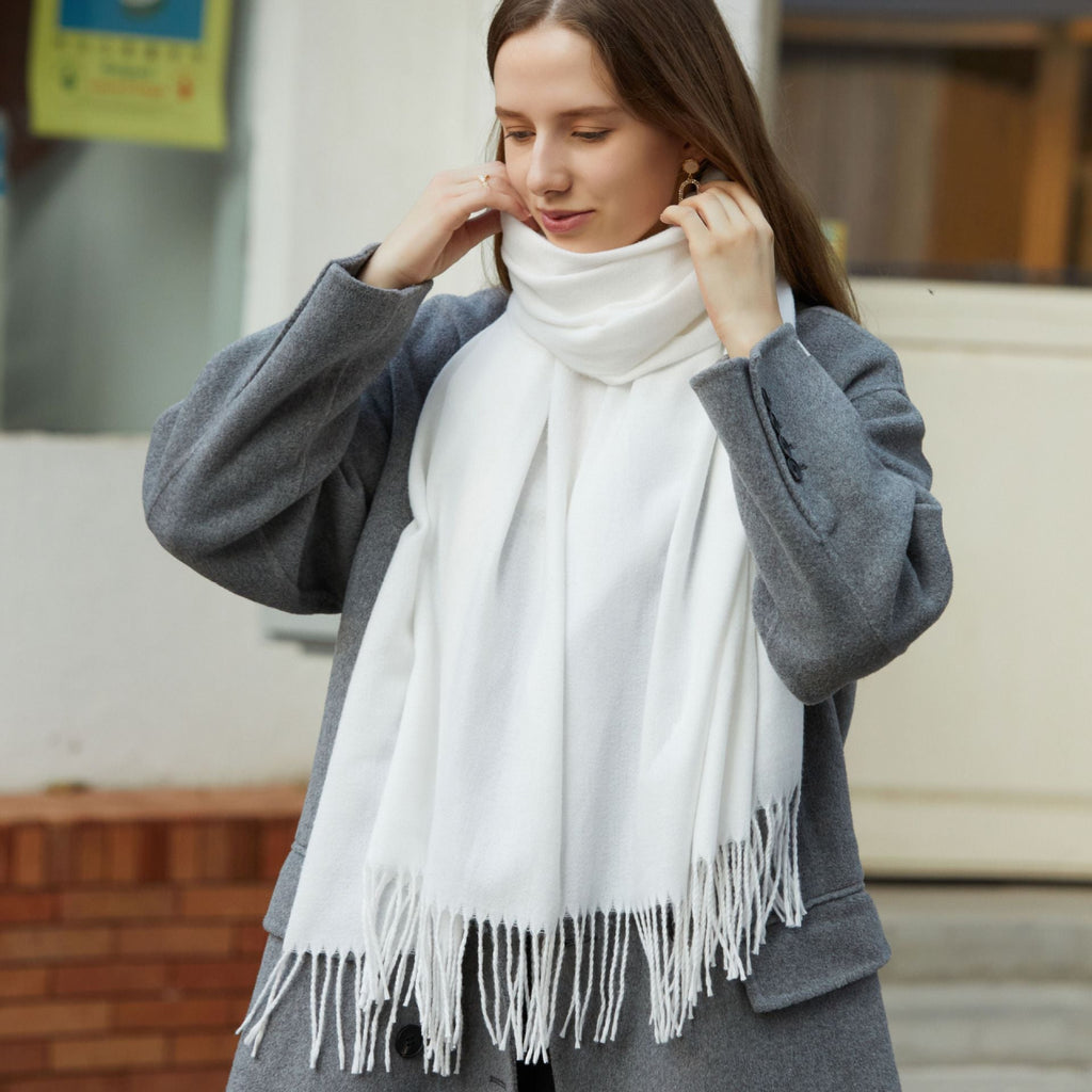 Châle chaud en polyester imitation cachemire coréen simple de couleur unie pour la vente en gros, écharpe monochrome longue à pompons, écharpe épaissie