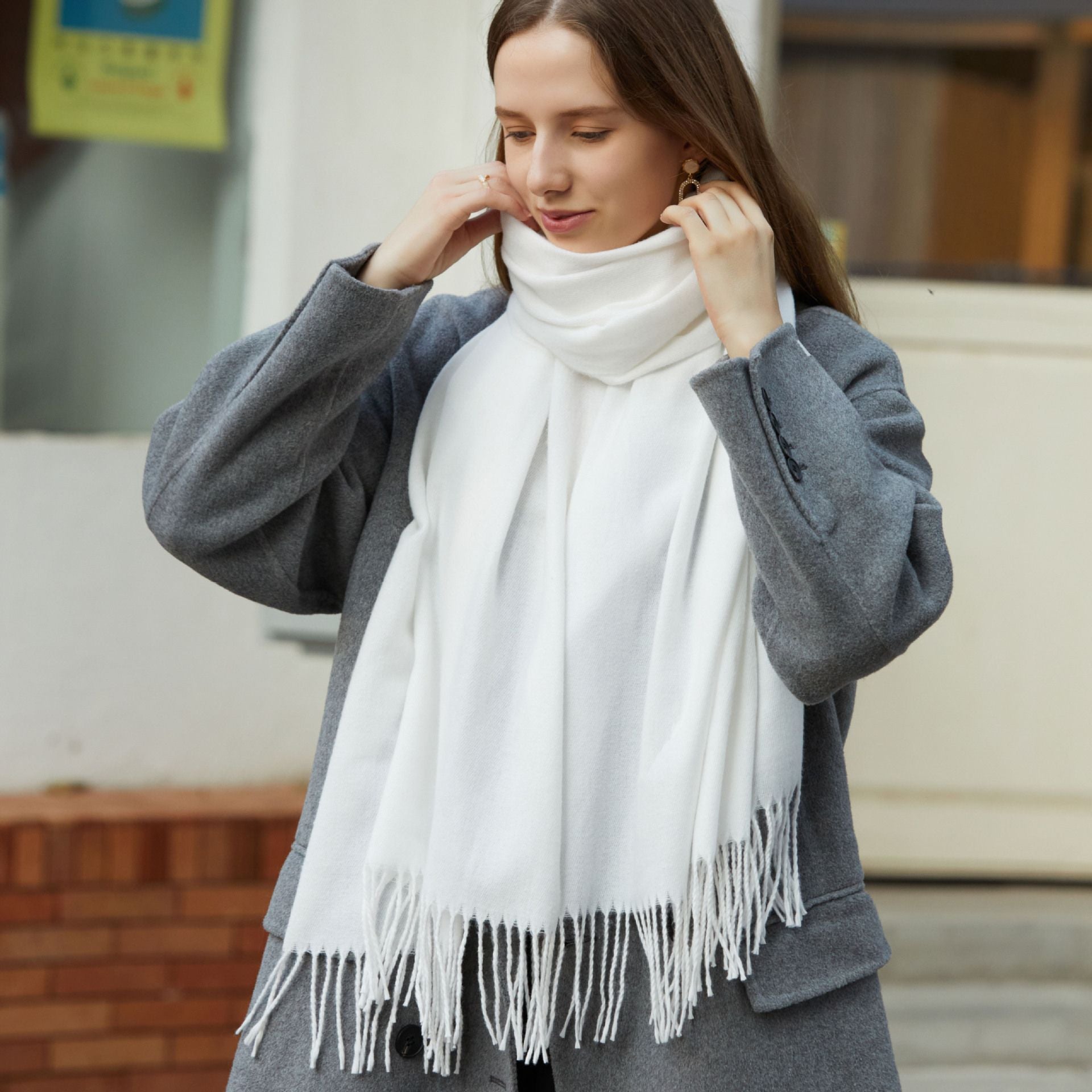 Châle chaud en polyester imitation cachemire coréen simple de couleur unie pour la vente en gros, écharpe monochrome longue à pompons, écharpe épaissie