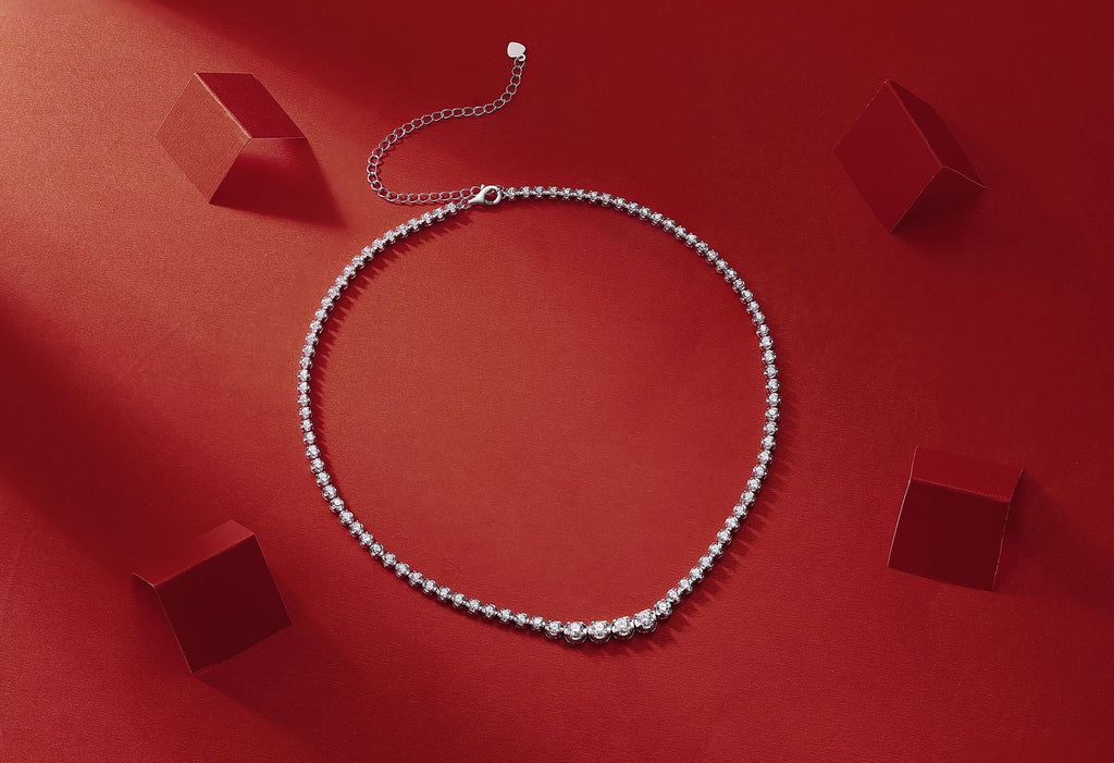 Im Namen des Lichts – Ein modisches und trendiges Schmuckset aus Halskette und Anhänger, besetzt mit Moissanit, S925 Sterlingsilber und platinbeschichtetem Diamanten