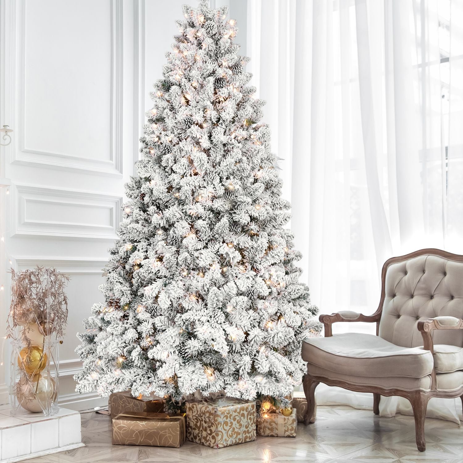 Sapin de Noël artificiel floqué de 2,4 m avec 700 lumières UL, 54 pommes de pin et 1754 branches, effet neige