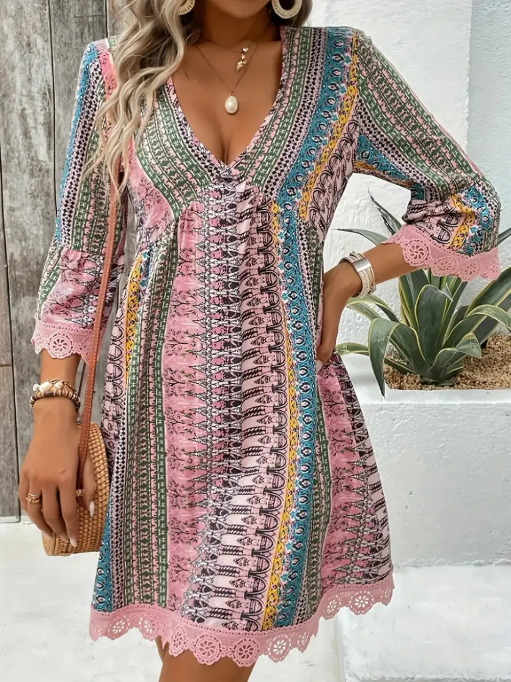 Bedrucktes V-Ausschnitt-Kleid mit 3/4-Ärmeln und Spitzenbesatz
