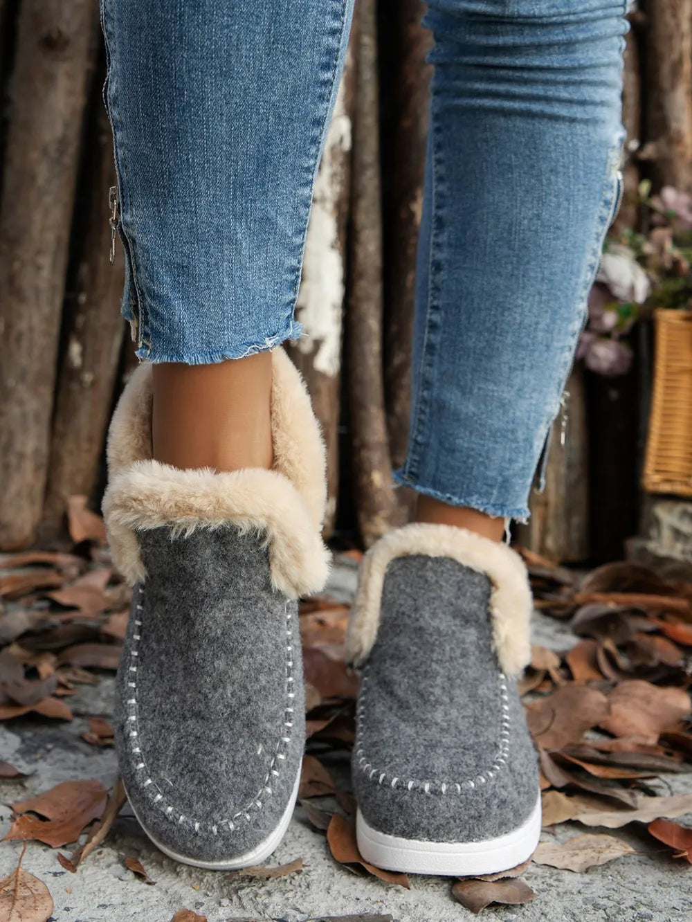 Fell-Wildleder-Sneaker mit runder Zehenkappe und flacher Sohle