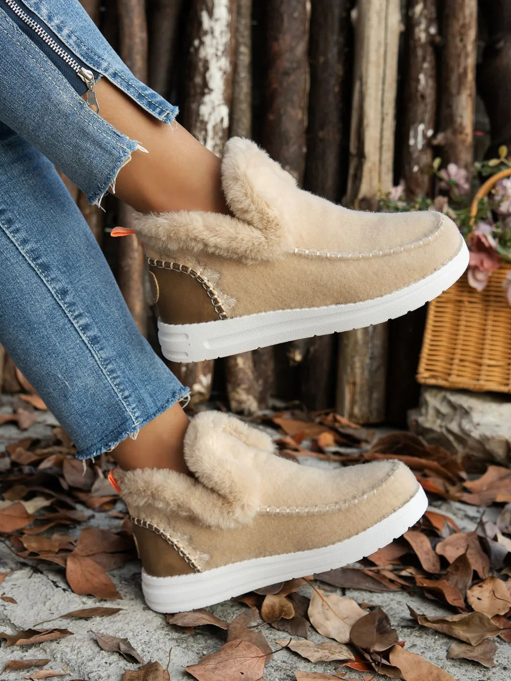 Fell-Wildleder-Sneaker mit runder Zehenkappe und flacher Sohle