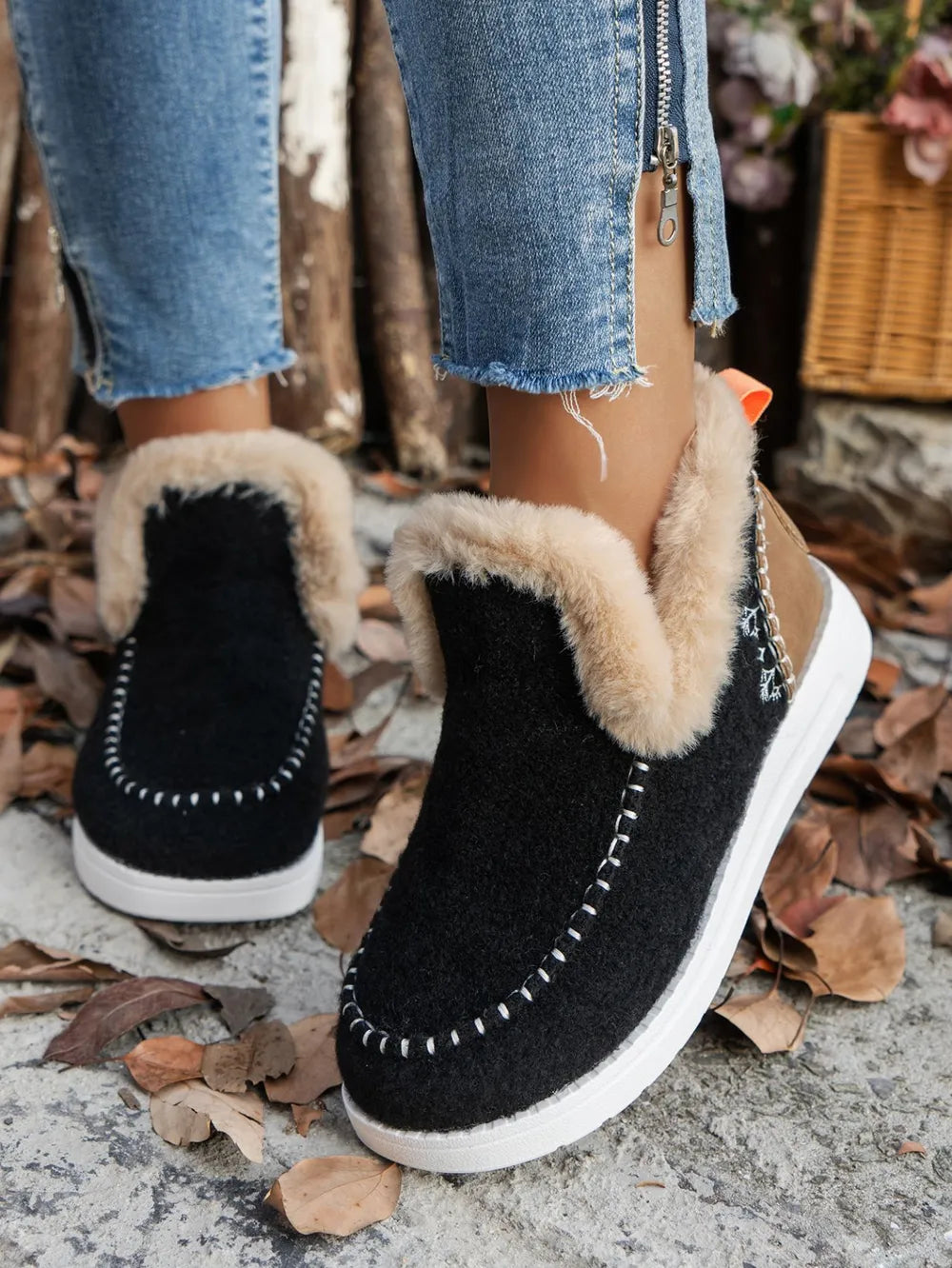 Fell-Wildleder-Sneaker mit runder Zehenkappe und flacher Sohle