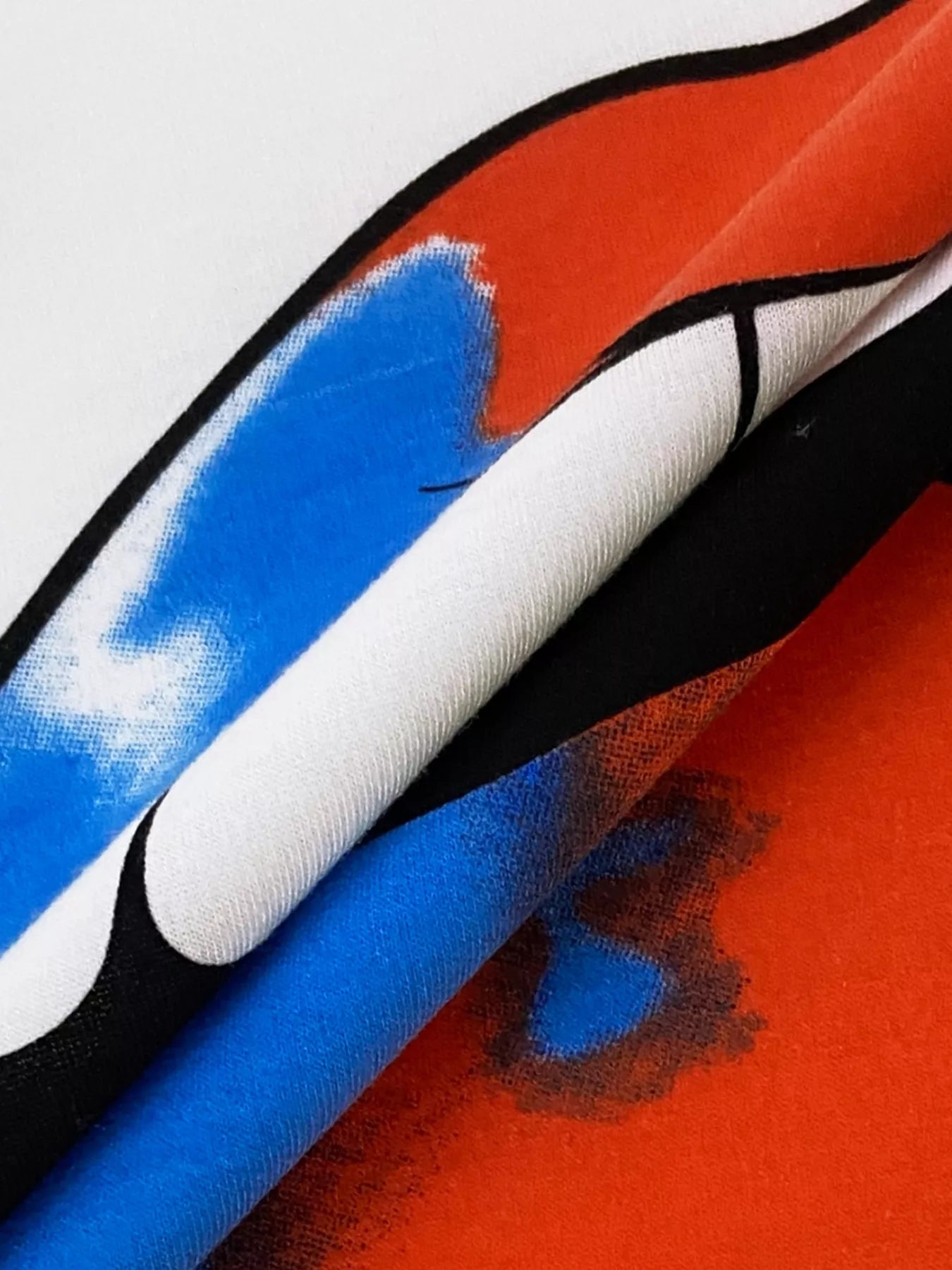 Grafisches T-Shirt mit Rundhalsausschnitt und überschnittenen Schultern