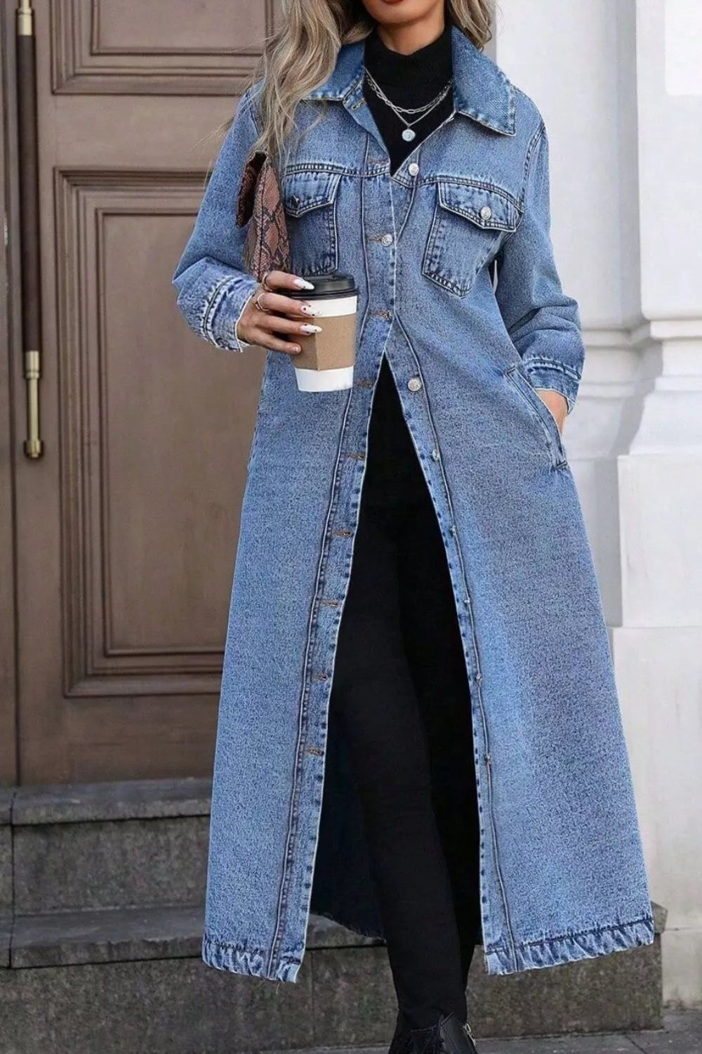 Lange Jeansjacke mit Knopfleiste
