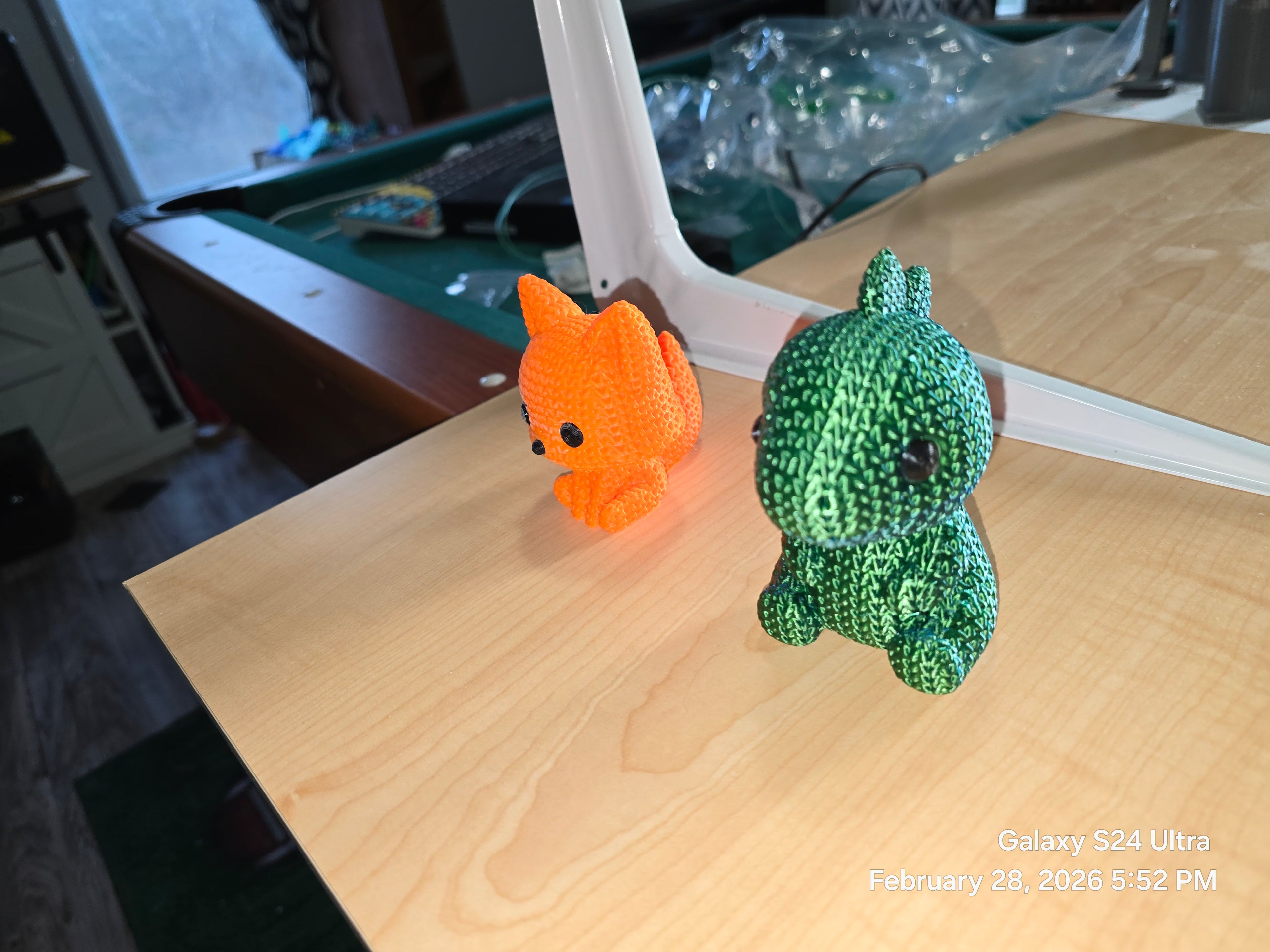 Figuren mit gestrickter Textur